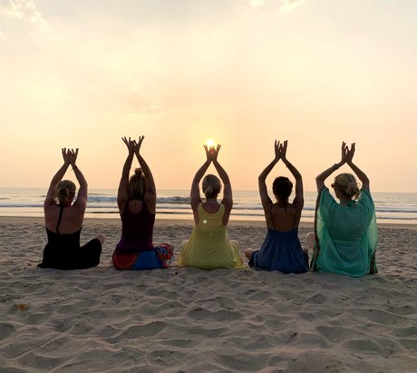 Yoga Gruppe am Strand bei Sonnenuntergang