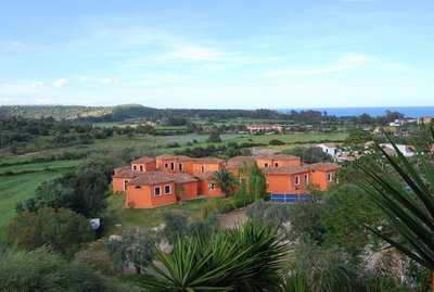 Umgeben von grüner Natur und mit Blick auf das Meer befindet sich das Hotel Galanìas
