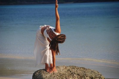 YogalehrerIn Tanja Sailer am Strand vom Ilios-Center