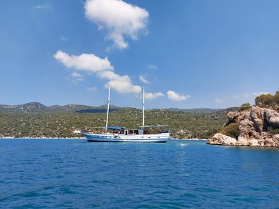 Das Segelboot für Deinen Yoga Urlaub auf dem Meer
