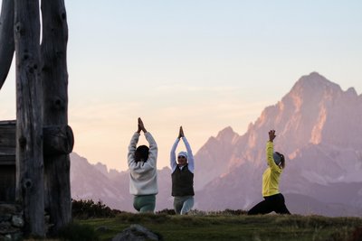Yoga üben mit Blick auf die atemberaubende Bergkulisse