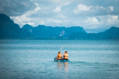 Bei Kayak Touren genießen Sie die atemberaubende Aussicht auf die typischen Felsformationen