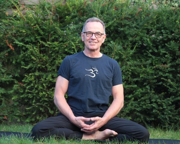 Yogalehrer Bernhard Hoppen-Leuschen