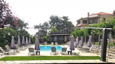 Entspannen Sie am Pool im Hotel Fakis