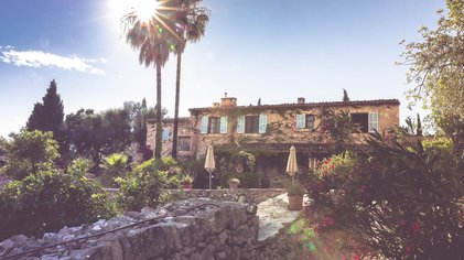 Die Sonne taucht die Finca Son Mola Vell auf Mallorca in ein strahlendes Licht