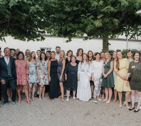 Gruppe steht vor einem Bürogebäude