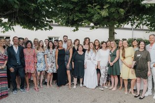 Gruppe steht vor einem Bürogebäude