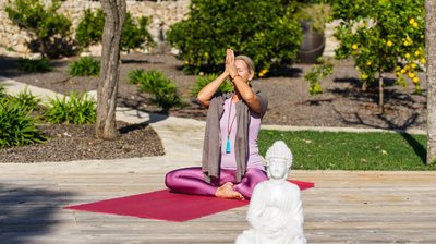 Auch der Herbst bietet Yoga-Einheiten bei strahlendem Sonnenschein