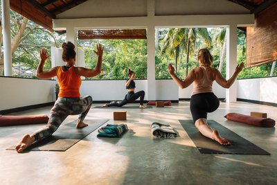 Wohltuende Yoga-Einheiten in der luftigen Shala