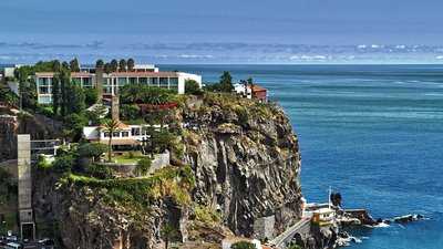 Hoch oben auf einem Felsvorsprung in Ponta do Sol an der Küste Madeiras finden Sie das 4 Sterne Design Hotel Estalagem