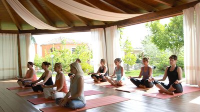 Durch Yoga und Meditation können Sie Ihren Alltag schon bald hinter sich lassen.