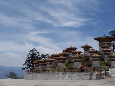 Das bhutanesische Kloster Dochu La Pass in Bhutan 