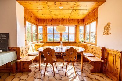 Zusammen sitzen und essen in der gemütlichen Sitznische