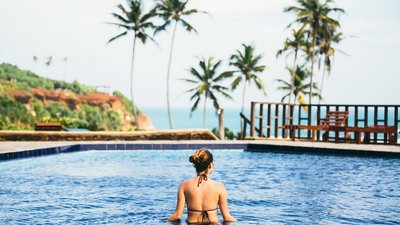 Vom Pool aus haben sie einen weiten Blick über das Meer
