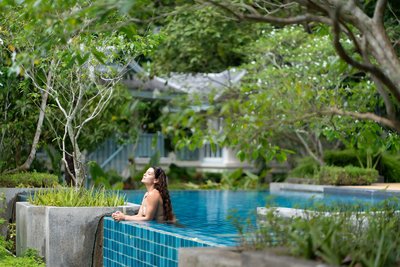 Entspannen im Pool mit Blick in den tropischen Dschungel