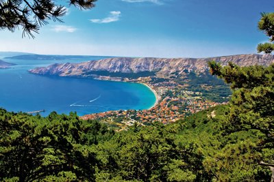 Blick auf Stadt und Bucht von Baska