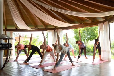 Beim Yogaüben im Hotel Galanias kräftigen und dehnen Sie Ihren gesamten Körper.