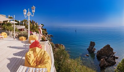 Auf der Terrasse entspannen und den Ausblick genießen