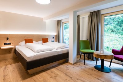 Die renovierten Zimmer sind mit modernem Holz und in hellen Farben eingerichtet