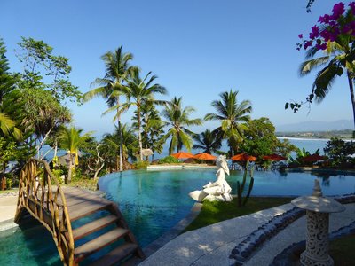 Vom Zimmer über den Pool des Puri Dajuma genießen Sie einen wunderbaren Ausblick zum Strand