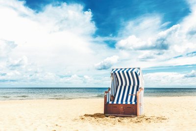 Genießen Sie die wohltuende Brise am langen Sandstrand von Baabe!