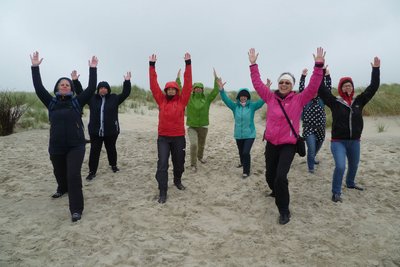Yoga üben am Strand von Baltrum mit gesunder Meeresluft