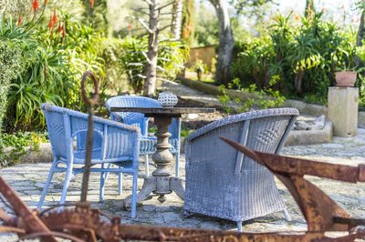 Genießen Sie die Sonne nach den Yogaeinheiten auf der Terrasse der Finca