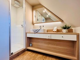 Das modern eingerichtetes Badezimmer Das modern eingerichtetes Badezimmer