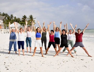Yoga Übungen am weißen Sandstrand