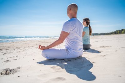 Meditation im Einklang mit dem Rauschen des Meeres