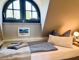 Ein Einzelbett im Reetdachhaus Ein Einzelbett im Reetdachhaus