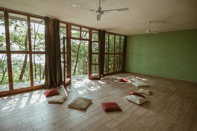 Die helle, gemütliche Yoga-Shala