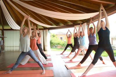 Mit morgendlichen Yoga-Einheiten starten Sie frisch und ausgeglichen in den Tag.