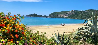 Tanken Sie Sonne in der Bucht Agios Georgios