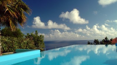 Vom Pool des Hotels Estalagem können Sie den weiten Blick in die Ferne genießen Vom Pool des Hotels Estalagem können Sie den weiten Blick in die Ferne genießen