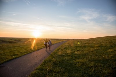 Die frische Meeresluft bei einem Spaziergang einatmen