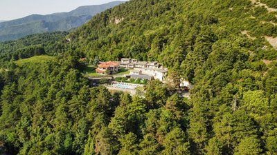 Das Hotel Fakis inmitten des Waldes