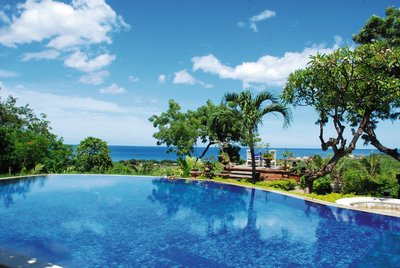 Entspannen Sie am Pool des Zen Resorts mit Blick auf das Meer 