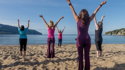 Atemübungen am Strand, direkt vor der Yogashala