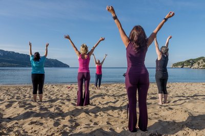 Atemübungen am Strand, direkt vor der Yogashala