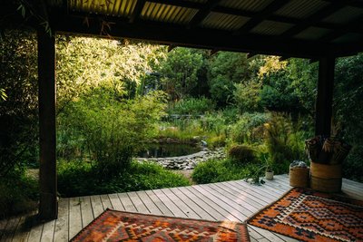 Yoga üben direkt am Teich im Garten