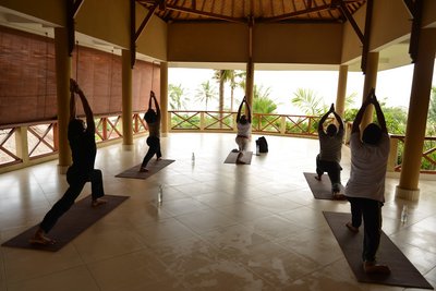 Üben Sie morgens gemeinsam in der Gruppe mit Blick auf das Meer Yoga 
