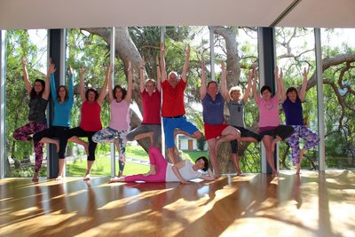Die Yogi(ni)s mit Yogalehrerin Uli Hawel im "Baumhaus" des Hotel Estalagem auf Madeira