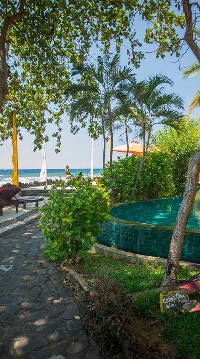 Nur wenige Schritte ist der Pool vom Meer entfernt Nur wenige Schritte ist der Pool vom Meer entfernt