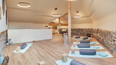 Der großzügige Yoga-Raum lädt zum Üben ein Der großzügige Yoga-Raum lädt zum Üben ein