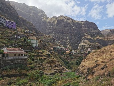 Bunte Häuser auf der Wanderung nach Ponta do Sol