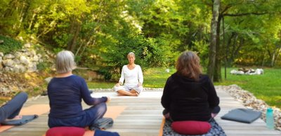 Meditation unter freiem Himmel im Hotel Balatura