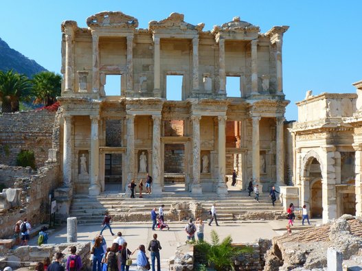 Ruinen einer antiken Bibliothek aus römischer Zeit