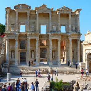 Ruinen einer antiken Bibliothek aus römischer Zeit