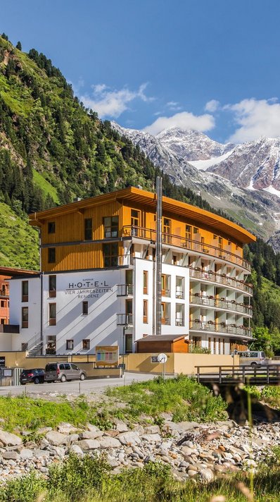 Mitten in den Tiroler Bergen liegt das Hotel Vier Jahreszeiten